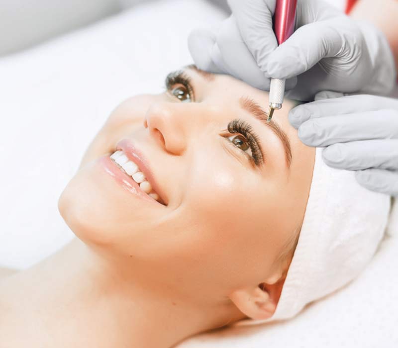 Microblading eyebrows